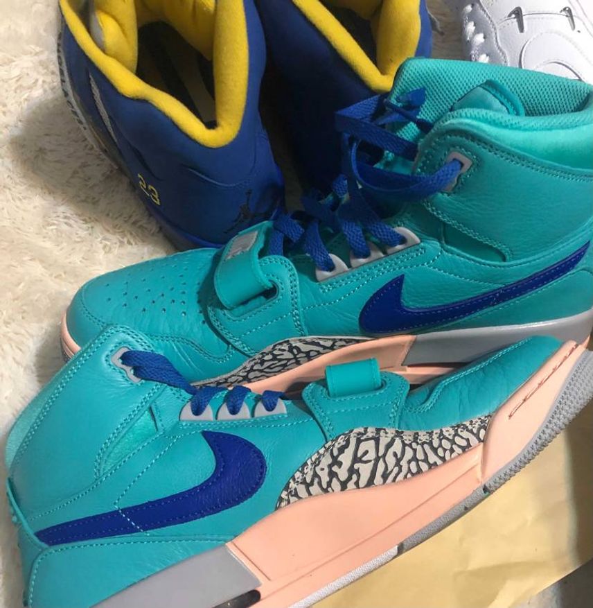 AJ5をソールに合わせてシューレースチェンジ☆
AJ5に着いてた青紐をレガシー