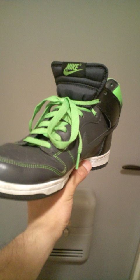 どなたか教えてください！！
10年ほど前にハワイのフットロッカーで購入し、履き