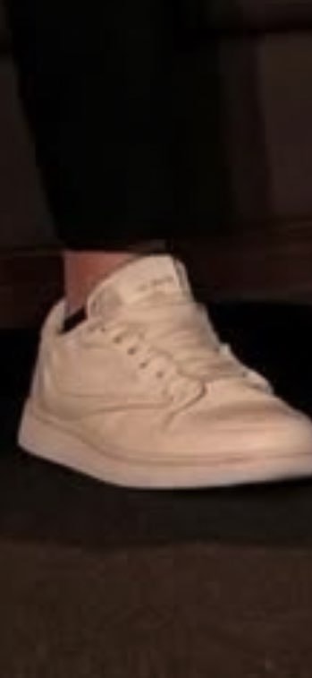 HFさんのインスタ見ると、futuraさんとkawsさんが履いてるスニーカーはエ