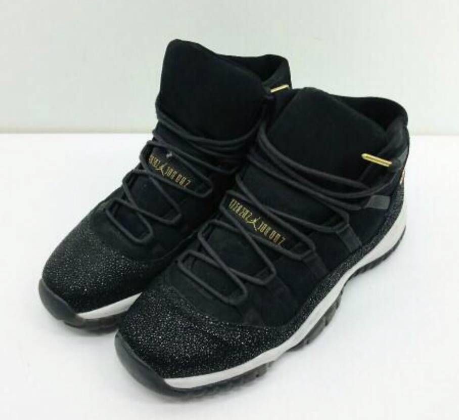 教えてください！
このJordan11ですが、光っているのはラメですか？
メ