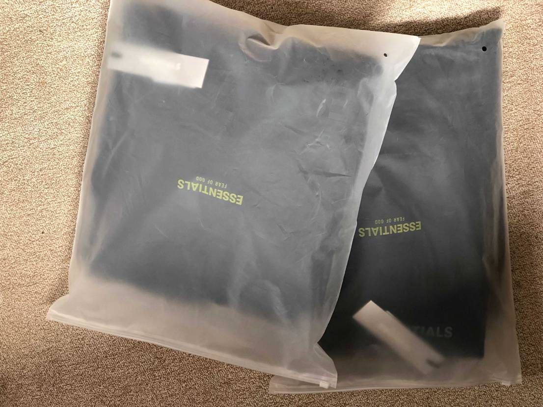 スニーカーではありませんが、助けてください！
SSENSEでESSENTIAL