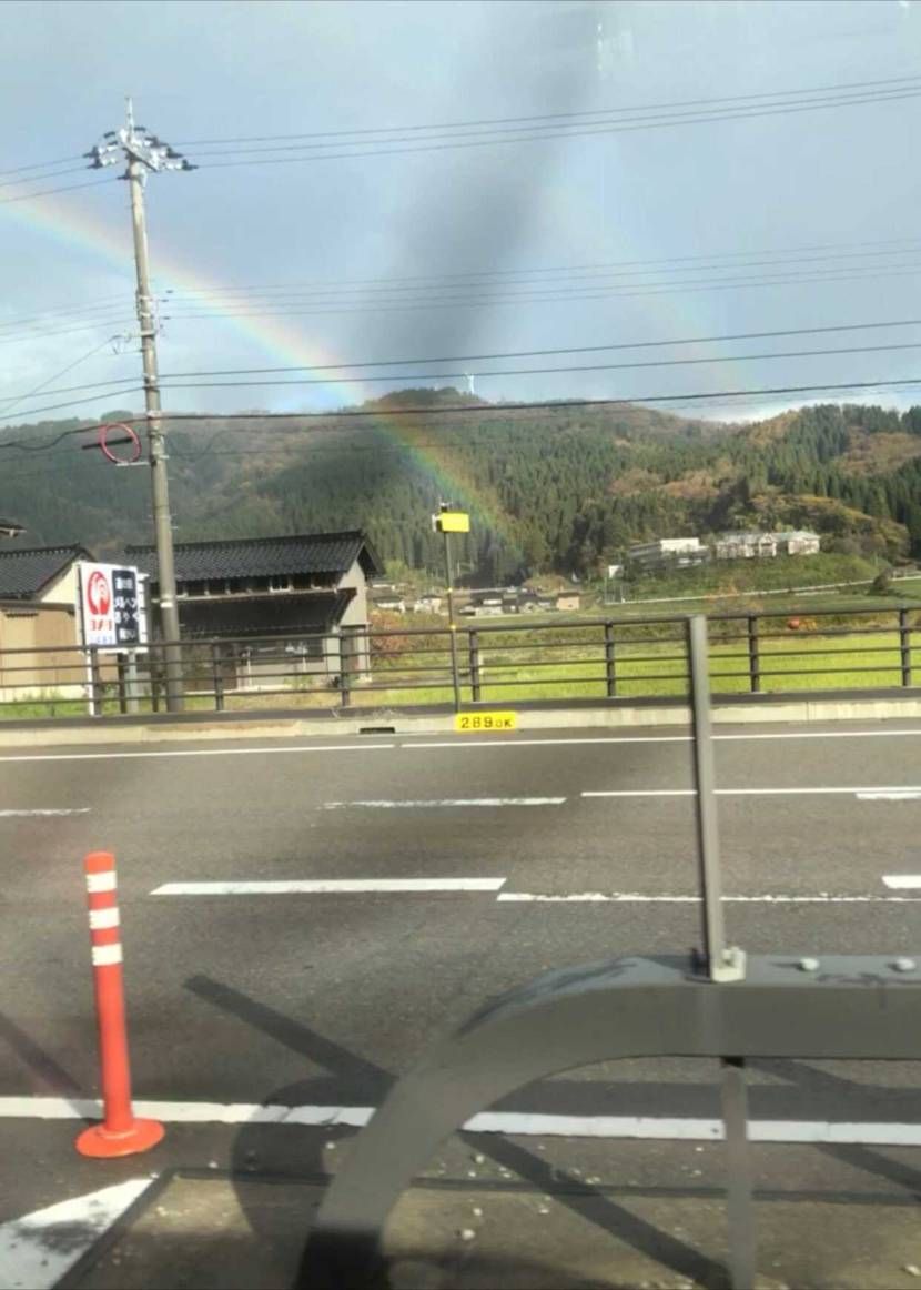 運命の1日です(^^)
運転してたら朝8:55～9:05分に虹が2本出現🌈🌈
