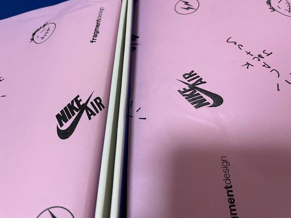 これ個体差ですか？
NIKEでゴッテムした分左は包装紙のロゴが濃く
右のゴッ