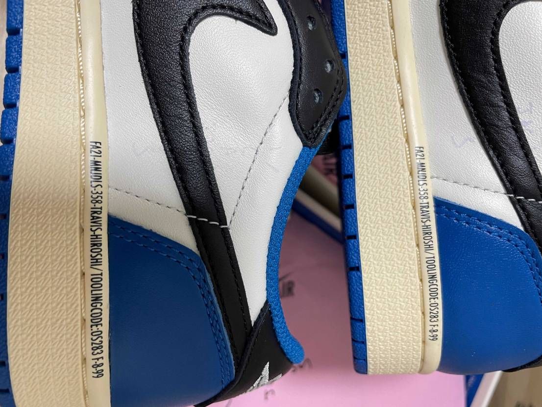 これ個体差ですか？
NIKEでゴッテムした分左は包装紙のロ