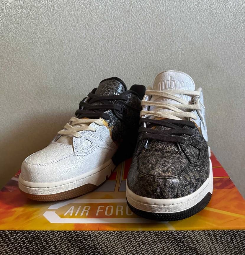 届いてさっそくシューレース2本使って途中で色が変わるように通してみたらいい感じに