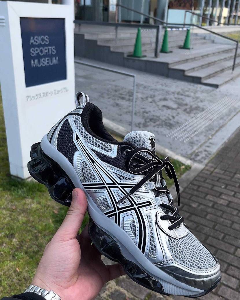 ASICS HQ
5,6年前から友人のスニーカーを見て気に