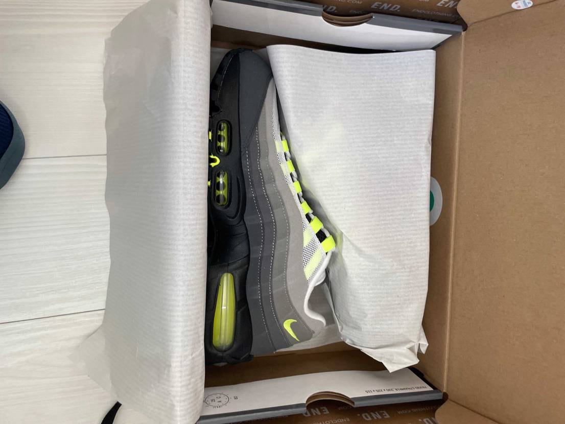 遠藤さん当選分がようやく手元に。箱は少しキズ、角に少し凹みありますが、スニーカー