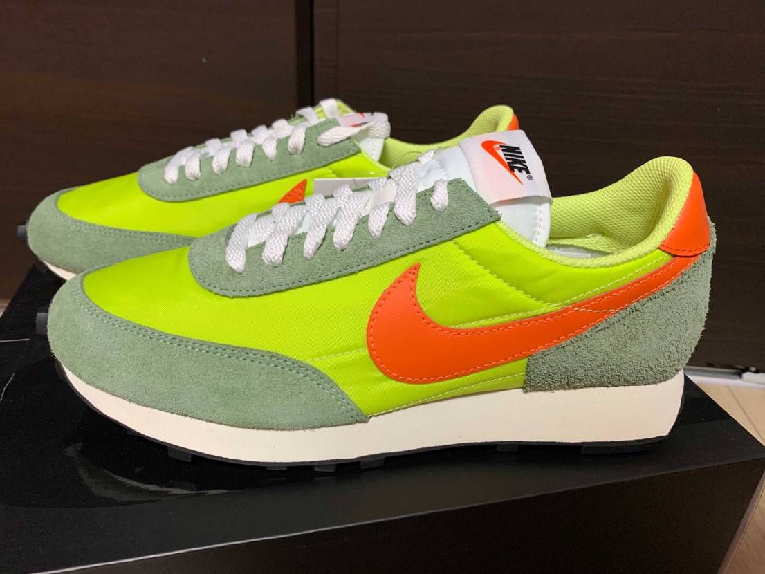 最高のカラーリング！
価格も安くクラシックな
ローテクスニーカーも良いですね