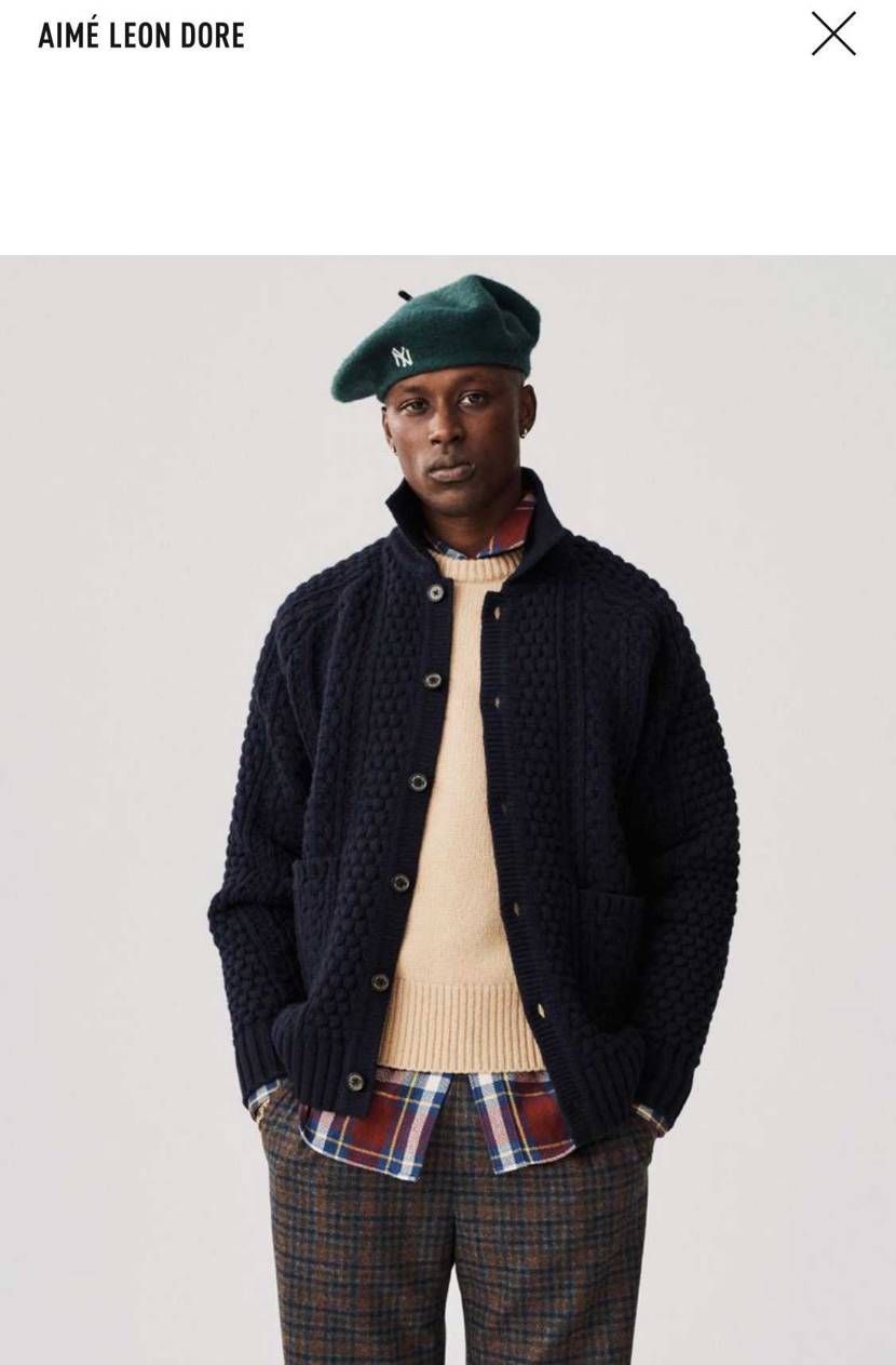 アパレルの質問投稿で申し訳ございません。
このニットカーディガン、いつのコレク