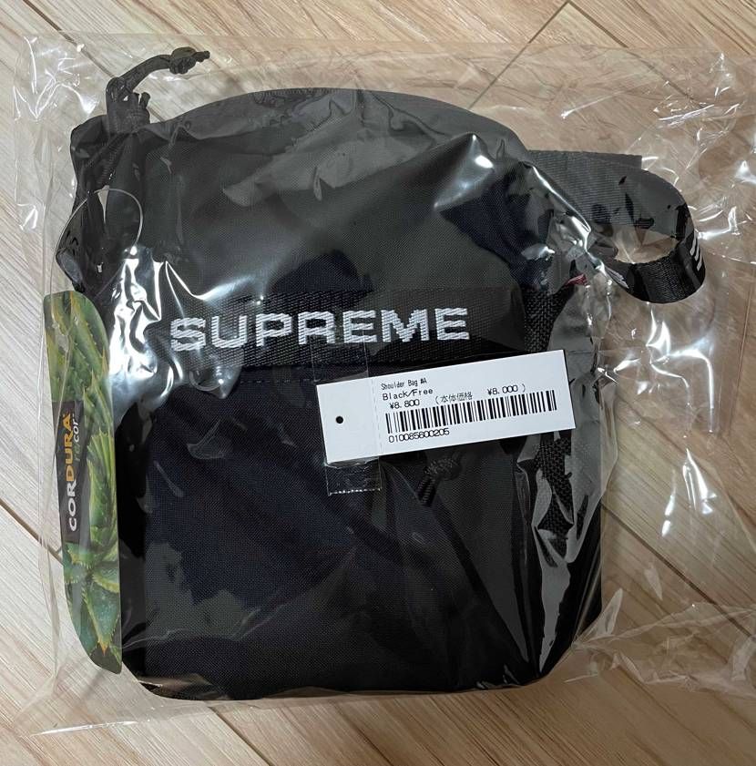 FW22 WEEK1はショルダーバッグのみ購入。
サイズとかも調べず買ったけど