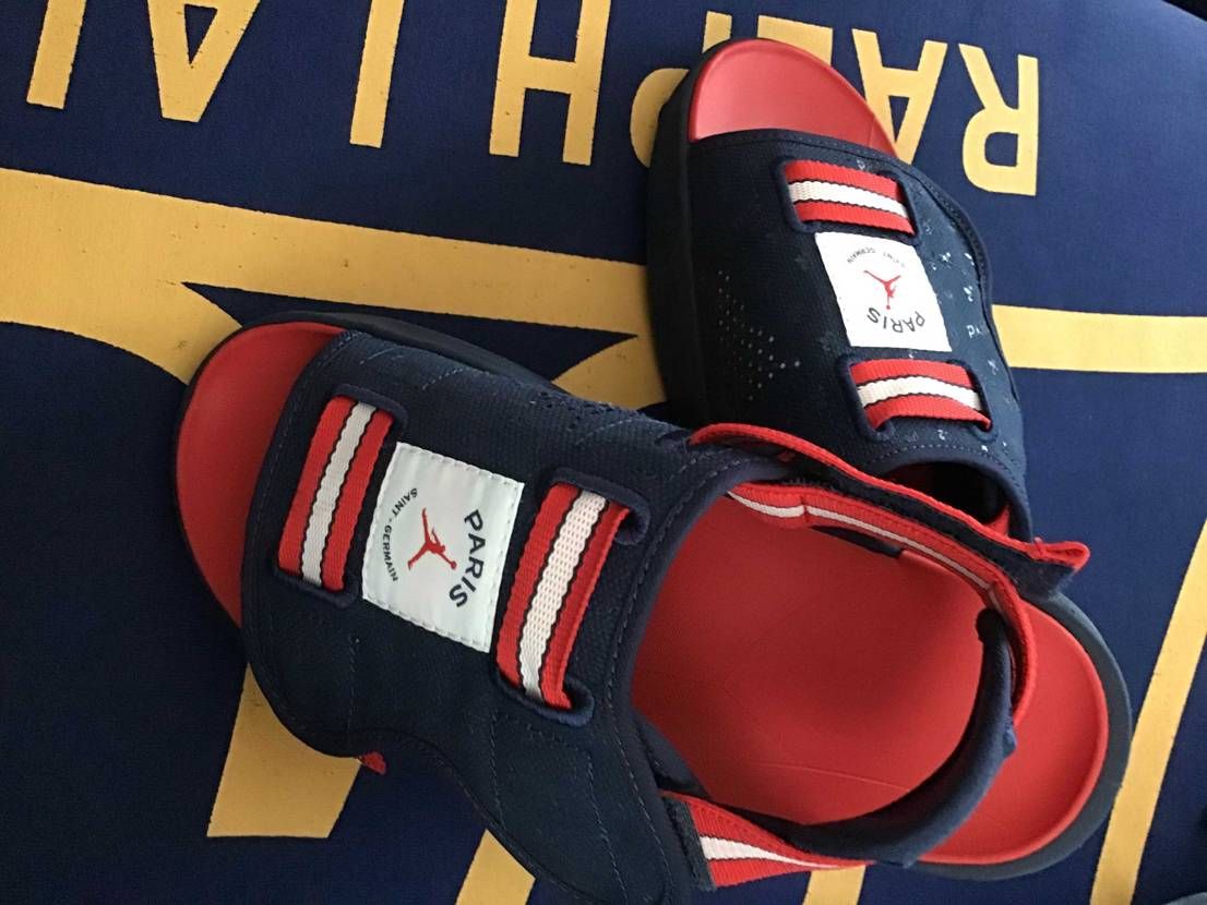 散歩がてらに近所のアウトレットに行って
NIKEでPSGを見つけた❗️
メン