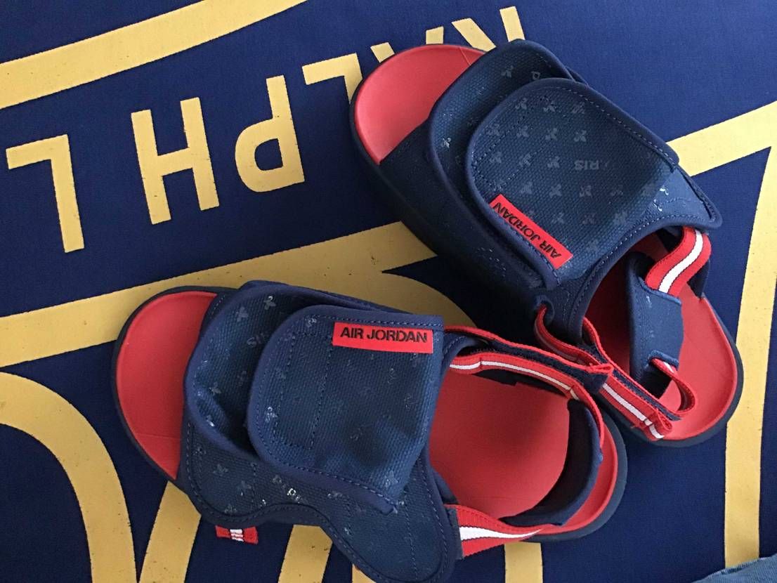 散歩がてらに近所のアウトレットに行って
NIKEでPSGを