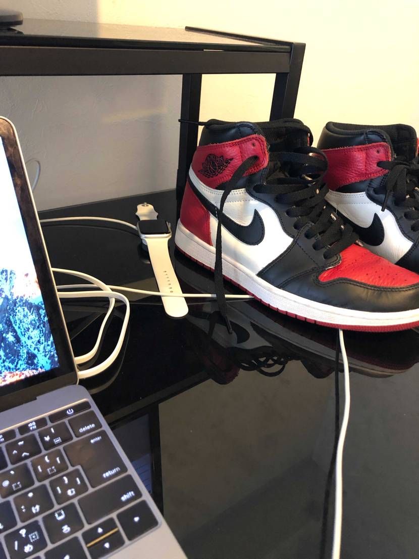 仕事でプチいらいらしたからPC横にスニーカー置いて癒されながら仕事してやんよ！