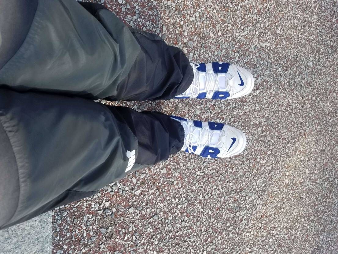 本日はUNDEFEADEDの部分的に光を反射する生地のパンツと共にKnicksを