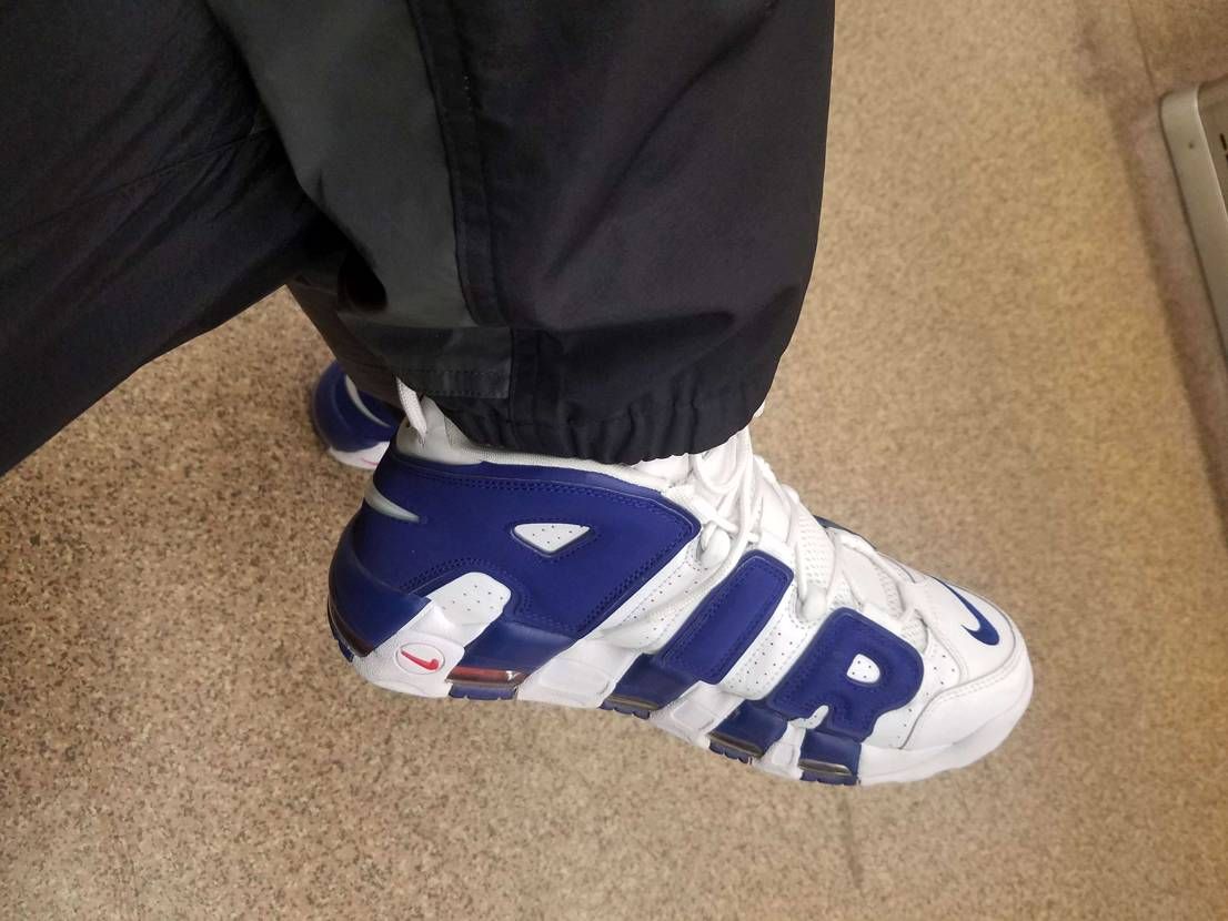 本日はUNDEFEADEDの部分的に光を反射する生地のパンツ