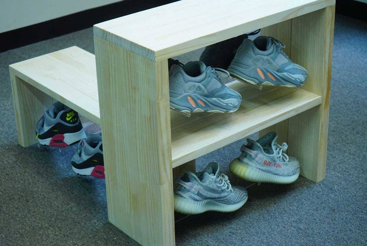 大学の課題でスニーカー好きの人のための家具をデザイン
、製作をしました！
ただの