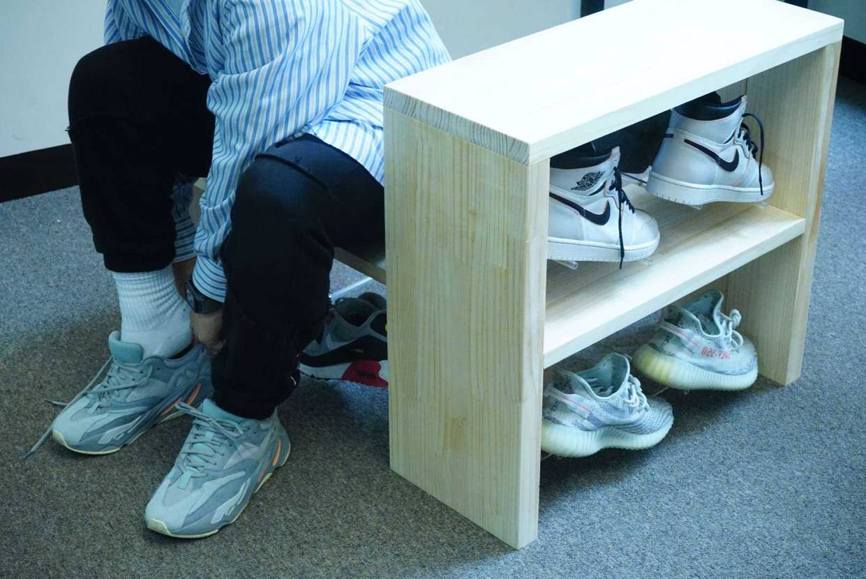 大学の課題でスニーカー好きの人のための家具をデザイン
、製作