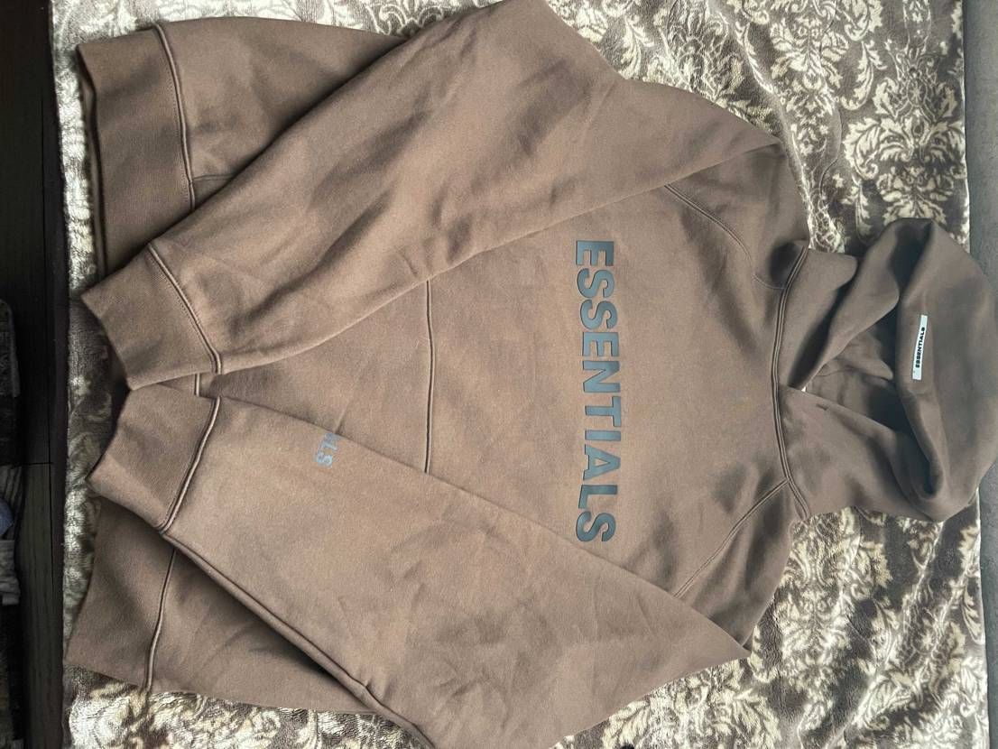 ESSENTIALS✨ブラウン、かっこええー✨ジム行く時最適です。