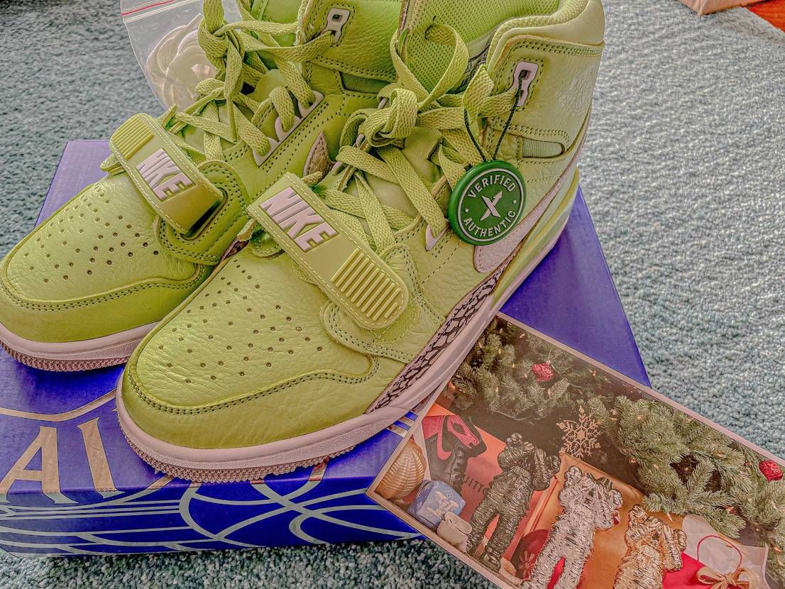 StockXから到着!
このカラーリングが良い……良いカラーリングに限って国内