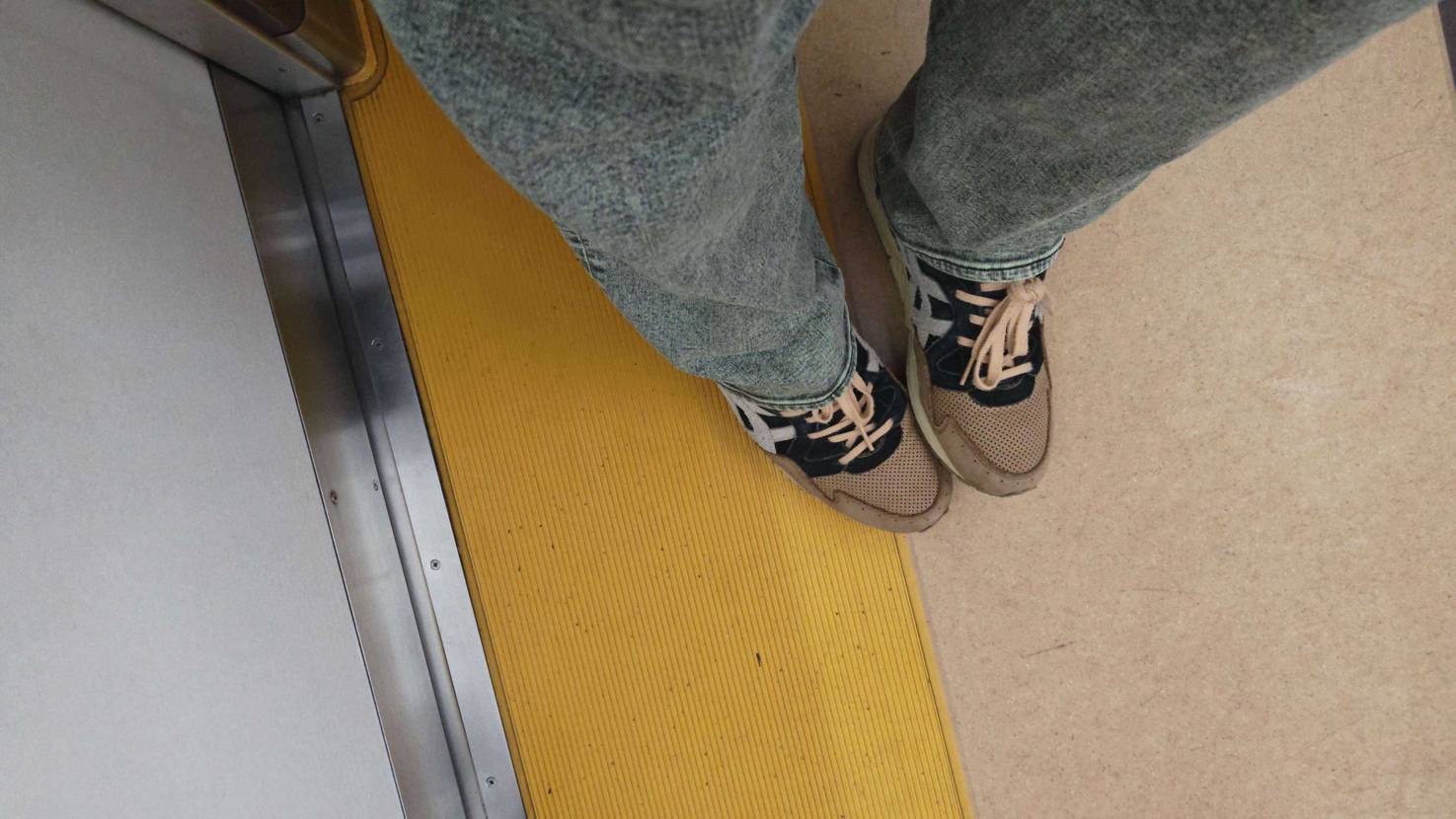 こちらのスニーカー、コメントないみたいので微力ながら投稿。
結構履いてますがい