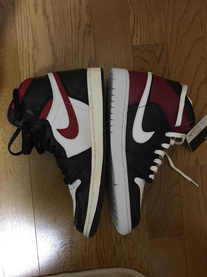 ジョーダン１ミッド到着。赤黒白のカラーが好き。