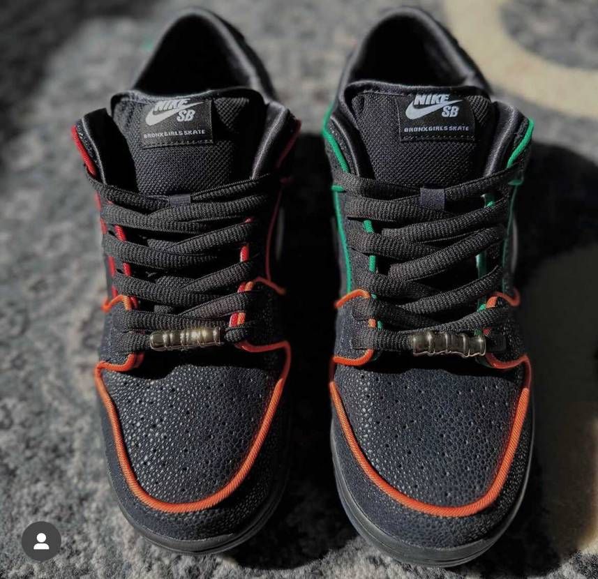 Nike SB Dunk Low x BronxGirls Skate

h