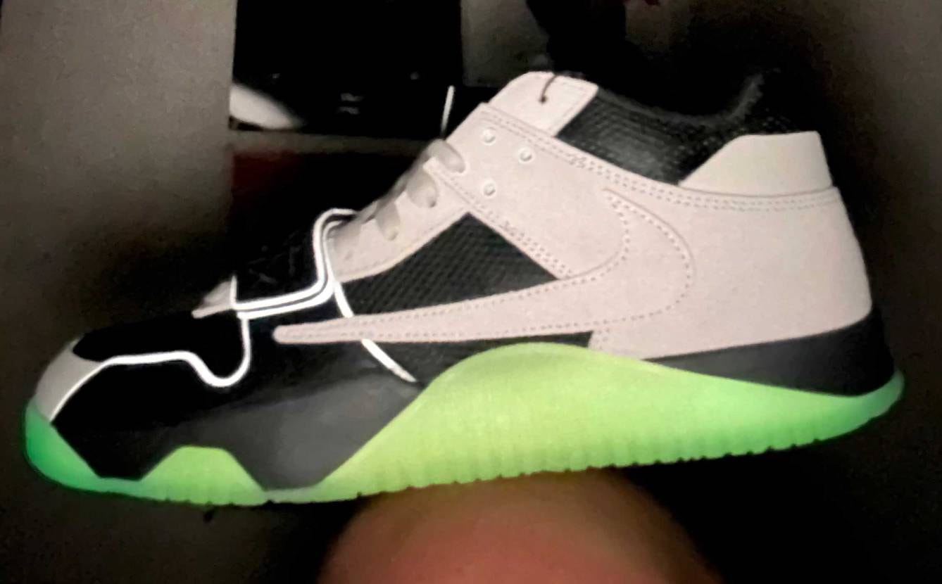 再投稿。
改めまして今月履きたかった一足が手元に到着しました♪♪♪♪
光るギ