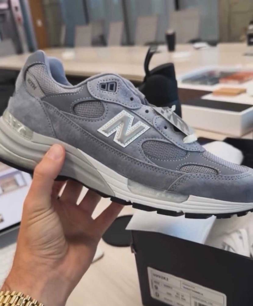 KITH × NEW BALANCE 992 gray

coming so