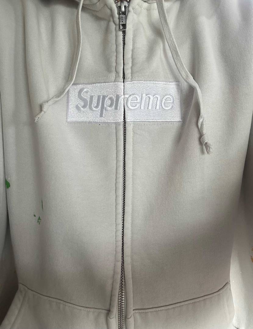 マルジェラコラボが届いたので早速着ました。
色味はグレーをかなり薄めた白っぽさ