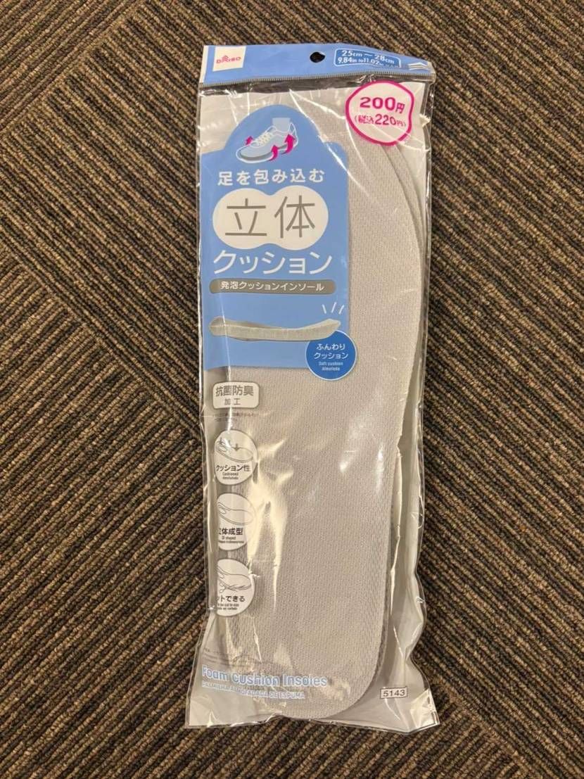 最近、ダイソーのこの200円のインソールにどハマり中🤣
感覚的には最近のAJ1