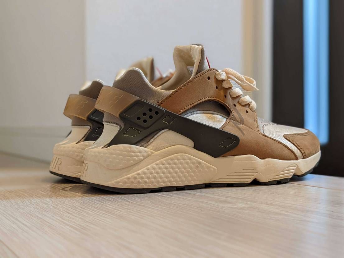 STUSSY × NIKE AIR HUARACHE "DESERT OAK"