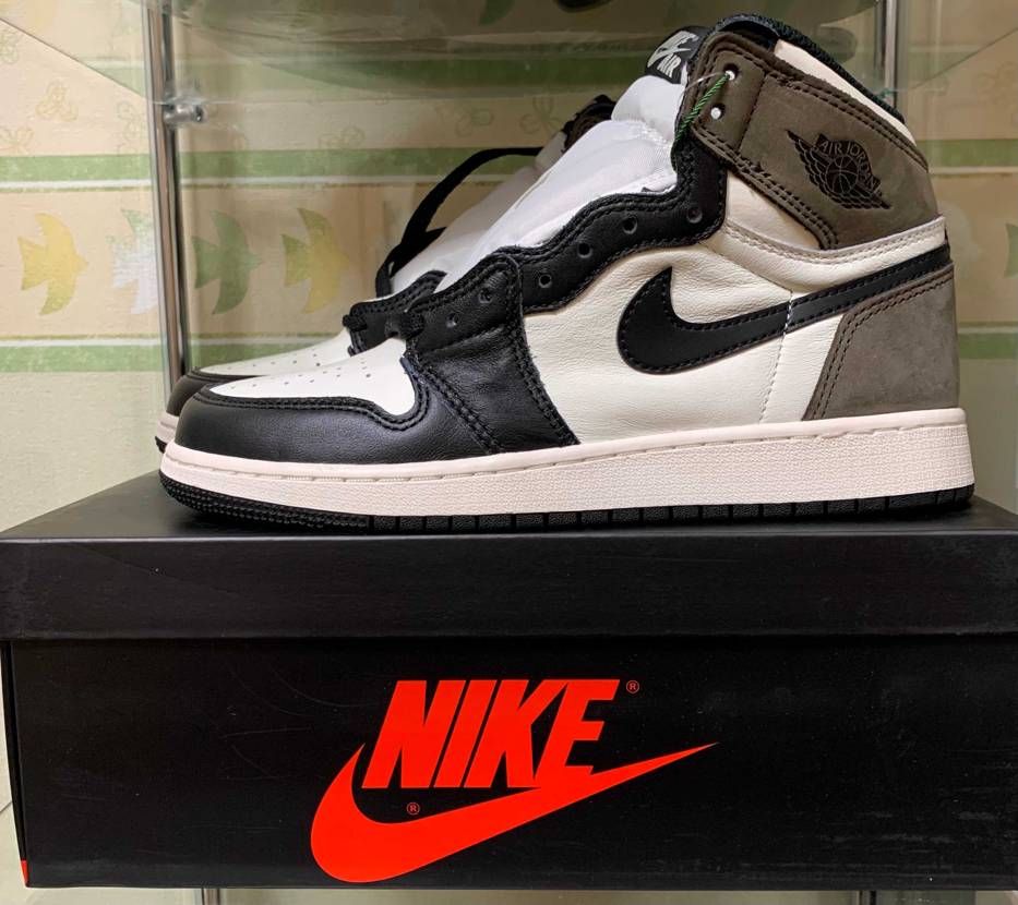 奥さんに3回目のスニーカープレゼント🎁👟

初めてのAJ1で最初はtravi