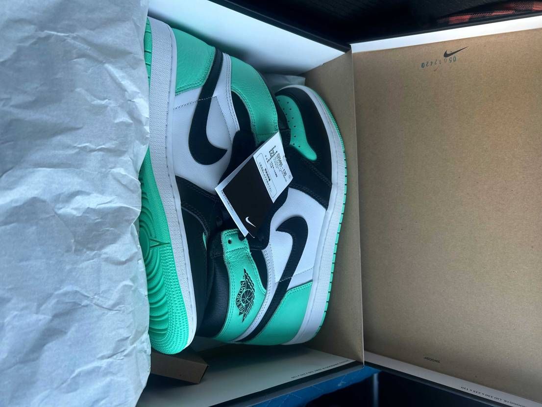 31足目のAJ1は…
 "Green Glow"🌝✨

現場帰りに立ち寄っ