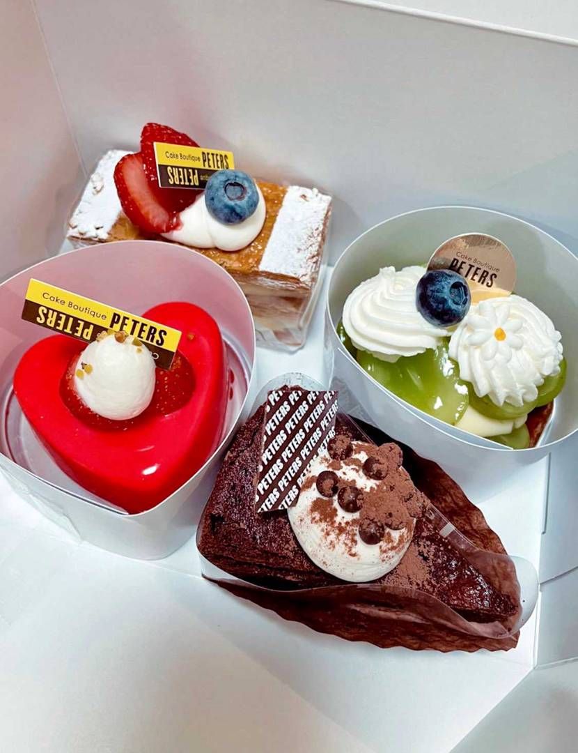このスニーカー見てたらケーキが食べたくなったので近所のケーキ屋さんで買ってきまし
