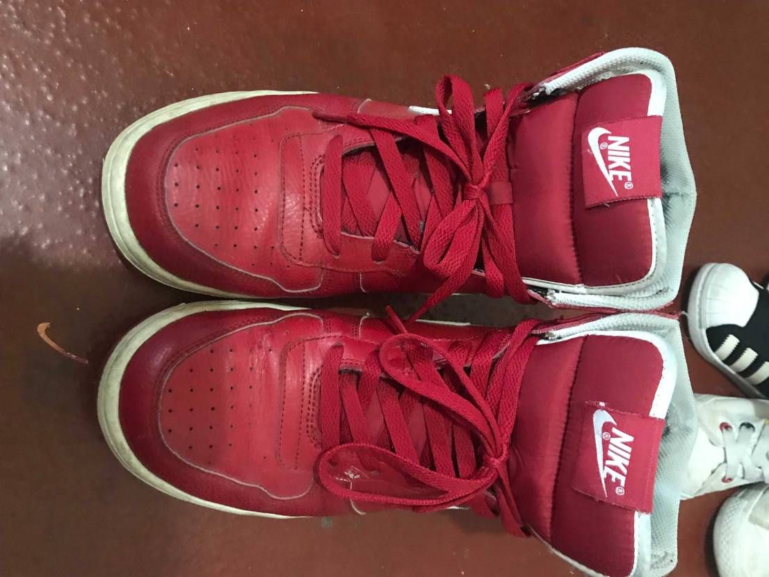 この写真の靴のモデル名というか、詳細をご存知の方いますか？
3年くらいまえにA