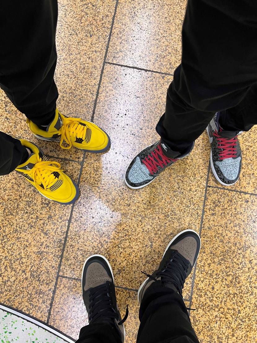 今日は友人たちとスニーカー合わせてご飯へ。
AJ1 palominoとAJ1