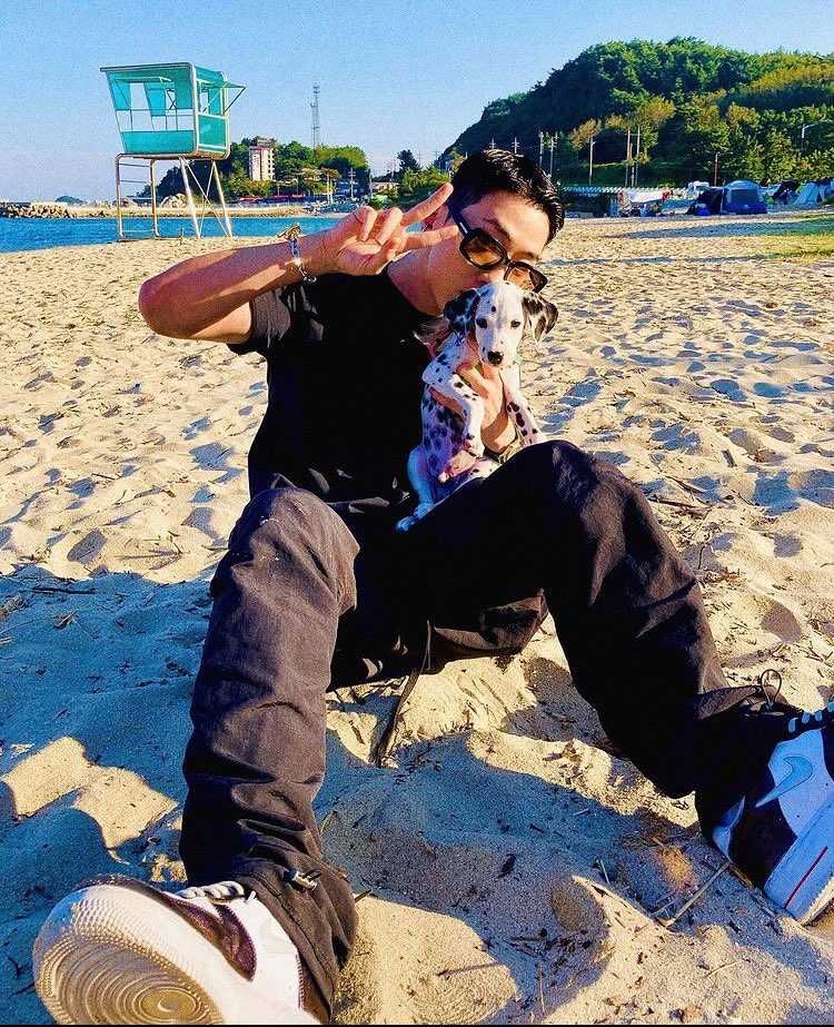 この方が履いてるスニーカー分かる方いたら教えていただきたいで