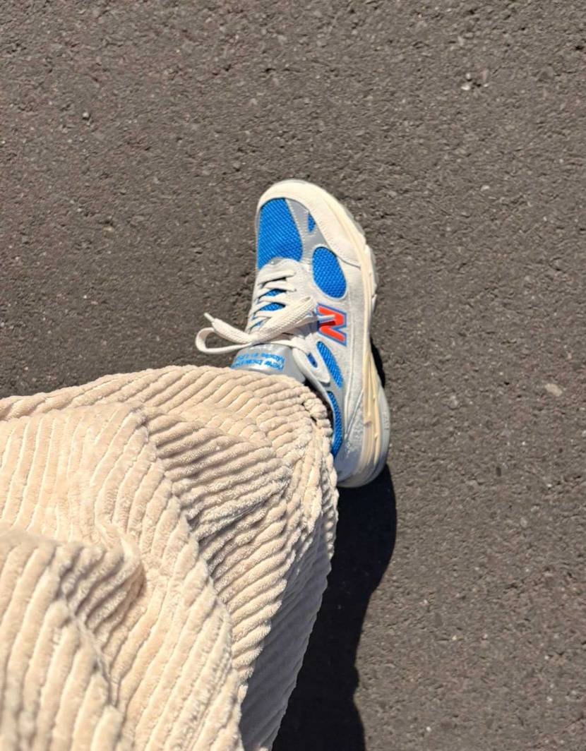 日の当たり方で青の濃さが変わって、印象が変わって面白いと思い