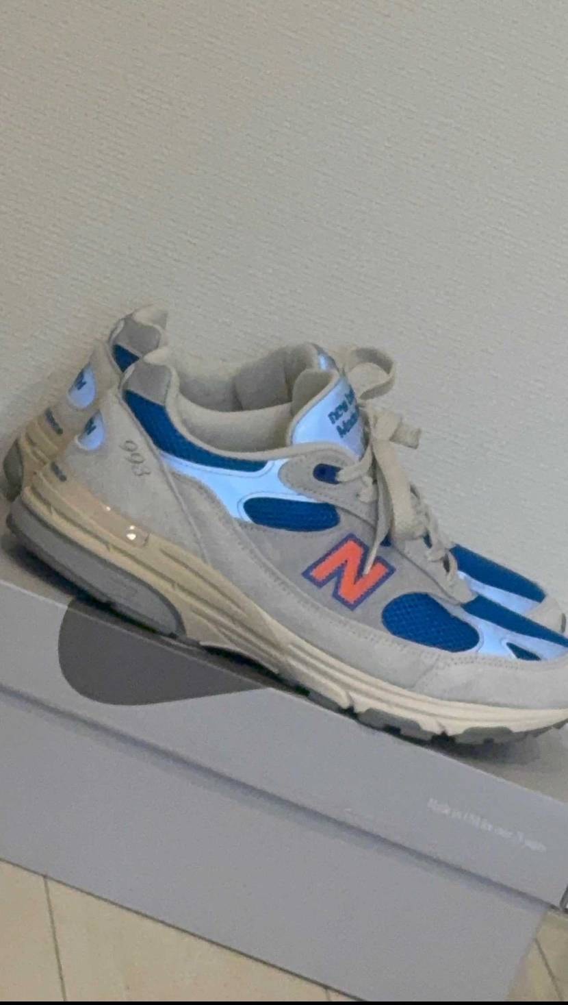 昼間家の中のこやつをみたら外からの太陽光が当たりリフが青光りしていた！！
エン