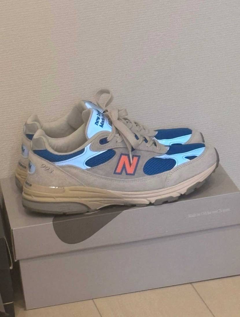 昼間家の中のこやつをみたら外からの太陽光が当たりリフが青光り