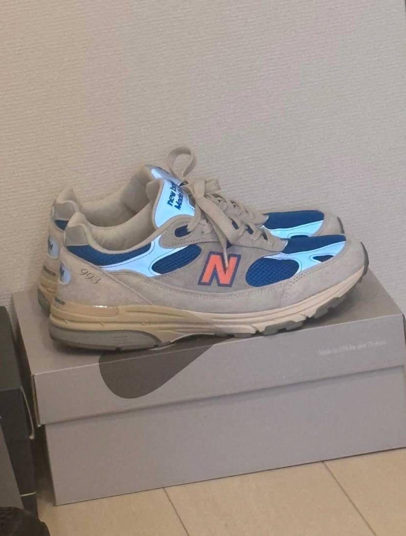 昼間家の中のこやつをみたら外からの太陽光が当たりリフが青光り