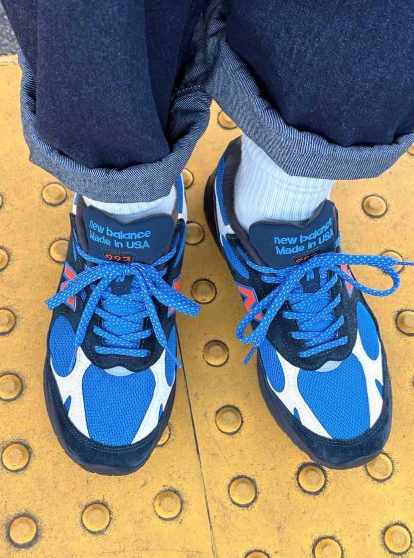 白いシューレースをやめてこちらの青い方へ！
こっちはこっち