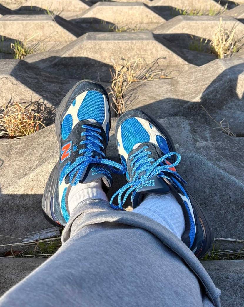 白いシューレースをやめてこちらの青い方へ！
こっちはこっち