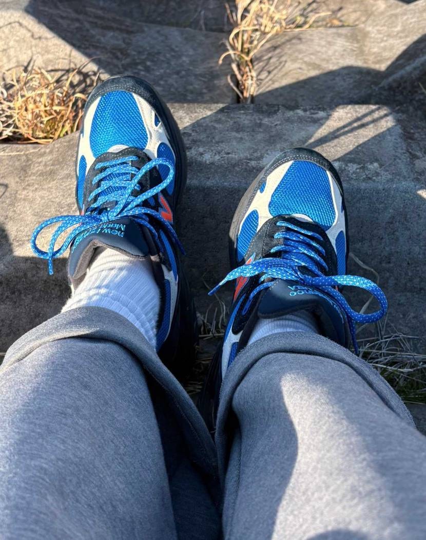 白いシューレースをやめてこちらの青い方へ！
こっちはこっち