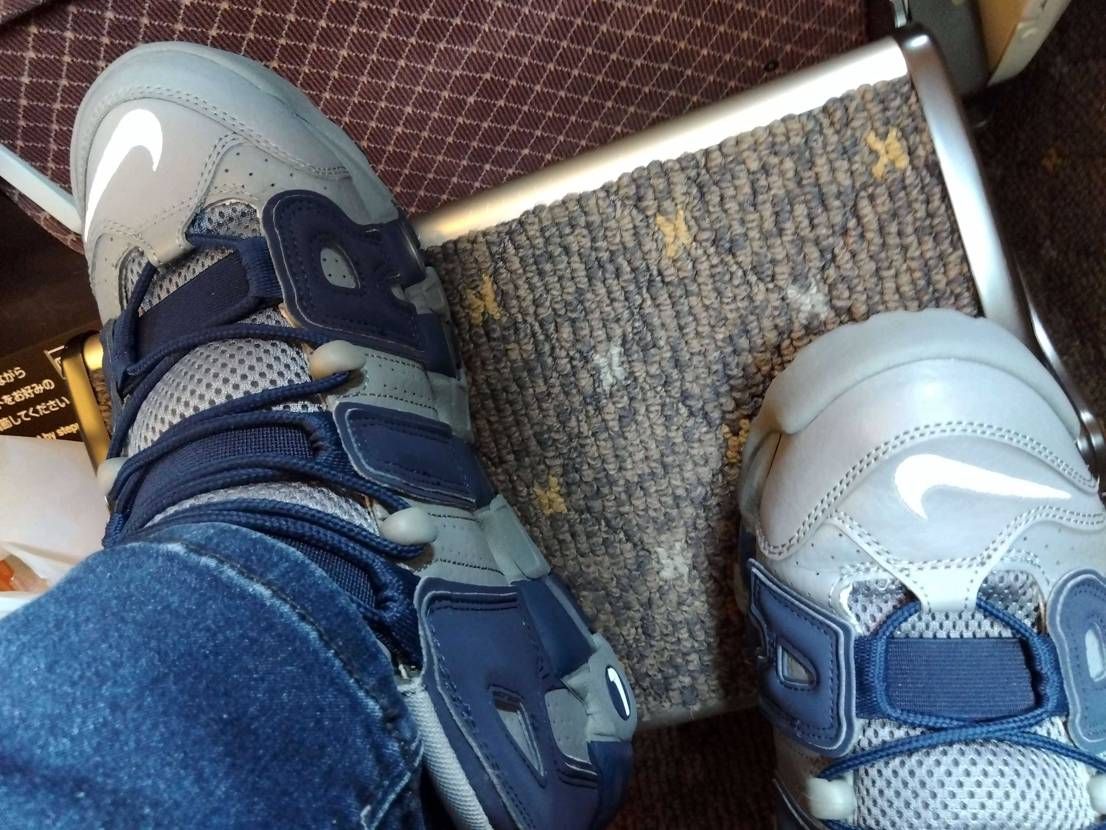 新幹線で移動中のモアテンCOOL GREY&MIDNIGHT NAVY
長距離