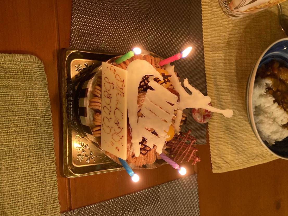 誕生日に奥さんからのサプライズケーキ。
ジョーダンの左脚が折れてますが・・・。