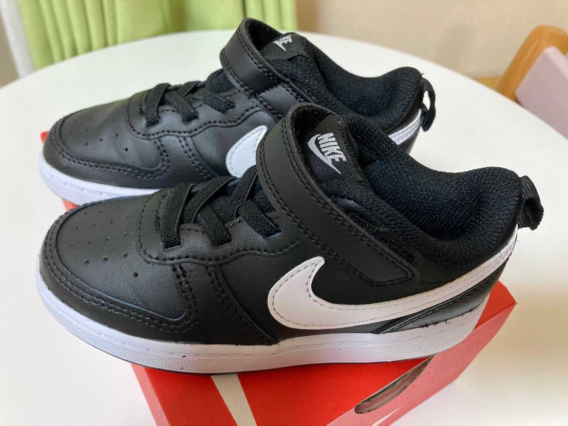 先日のナイキセールにて3歳の娘にプレゼント。値段にしたら2500円ぐらい。
お