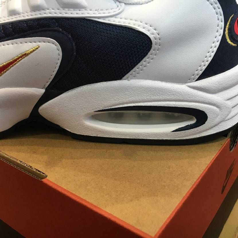 トライアックスはミッドソールのエア周りを塗装してるとこが安っぽくも芸が細かくて嫌