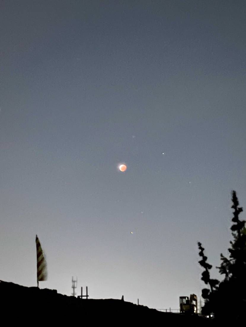 スニーカー 関係ないけど仙台で月食撮ってみたよ。
iPhoneナイトモード