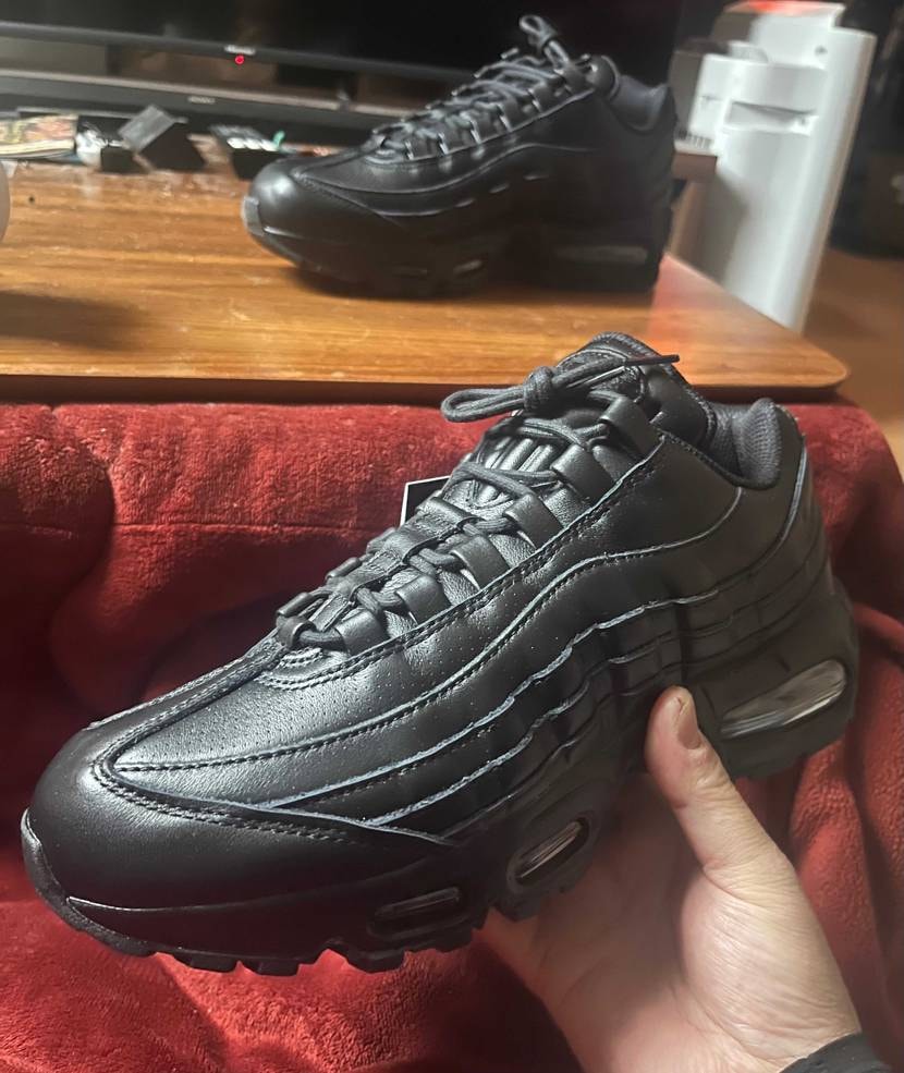 今年のスニーカー納めは
トリプルブラックのレザー95。

レザー好きの自分